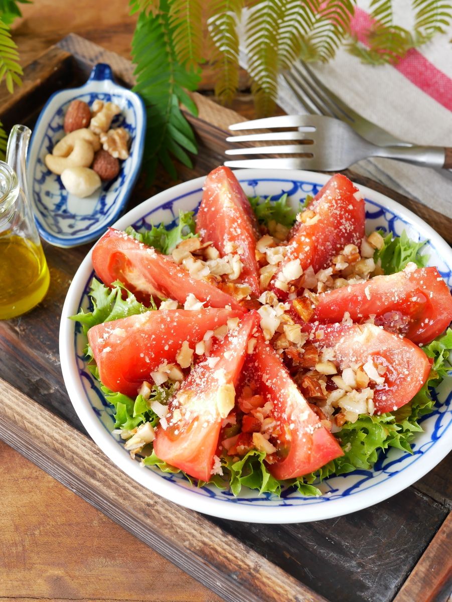 副菜にちょうどいい【トマトとナッツのかけるだけサラダ】 | レシピ