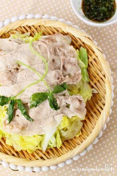 春キャベツ＆レタスと豚肉のざる蒸し。