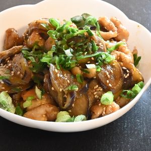 こざかなの作ってみた!投稿(鶏皮となすの甘辛ねぎ炒め)