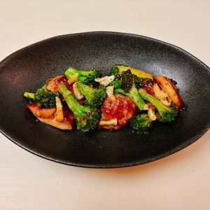 りんの作ってみた!投稿(鶏肉とブロッコリーのうま塩ガーリック炒め🤩🍺)