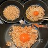 3分で作れる爆速飯!「カリカリ♡天かす目玉焼き丼」の工程1