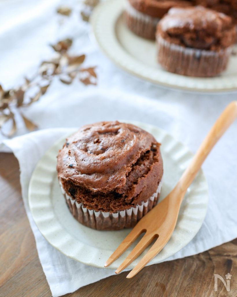 グリーンの皿にのったチョコ蒸しパン