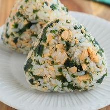 やみつき♡ごま油香る♩鮭わかめおにぎり