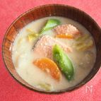 春野菜と鮭の粕汁～春キャベツ、新玉ねぎ、スナップエンドウ～