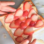 しょっぱさと甘さが合わさった！いちごとチーズのトースト