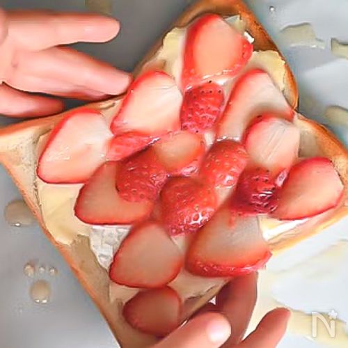 しょっぱさと甘さが合わさった！いちごとチーズのトースト