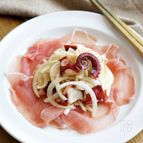 新玉ねぎを丸ごとペロリ「新玉ねぎと生ハムの無限サラダ」