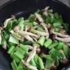 旨味たっぷり！【小松菜ときのこのめんつゆバターおかか炒め】の工程2