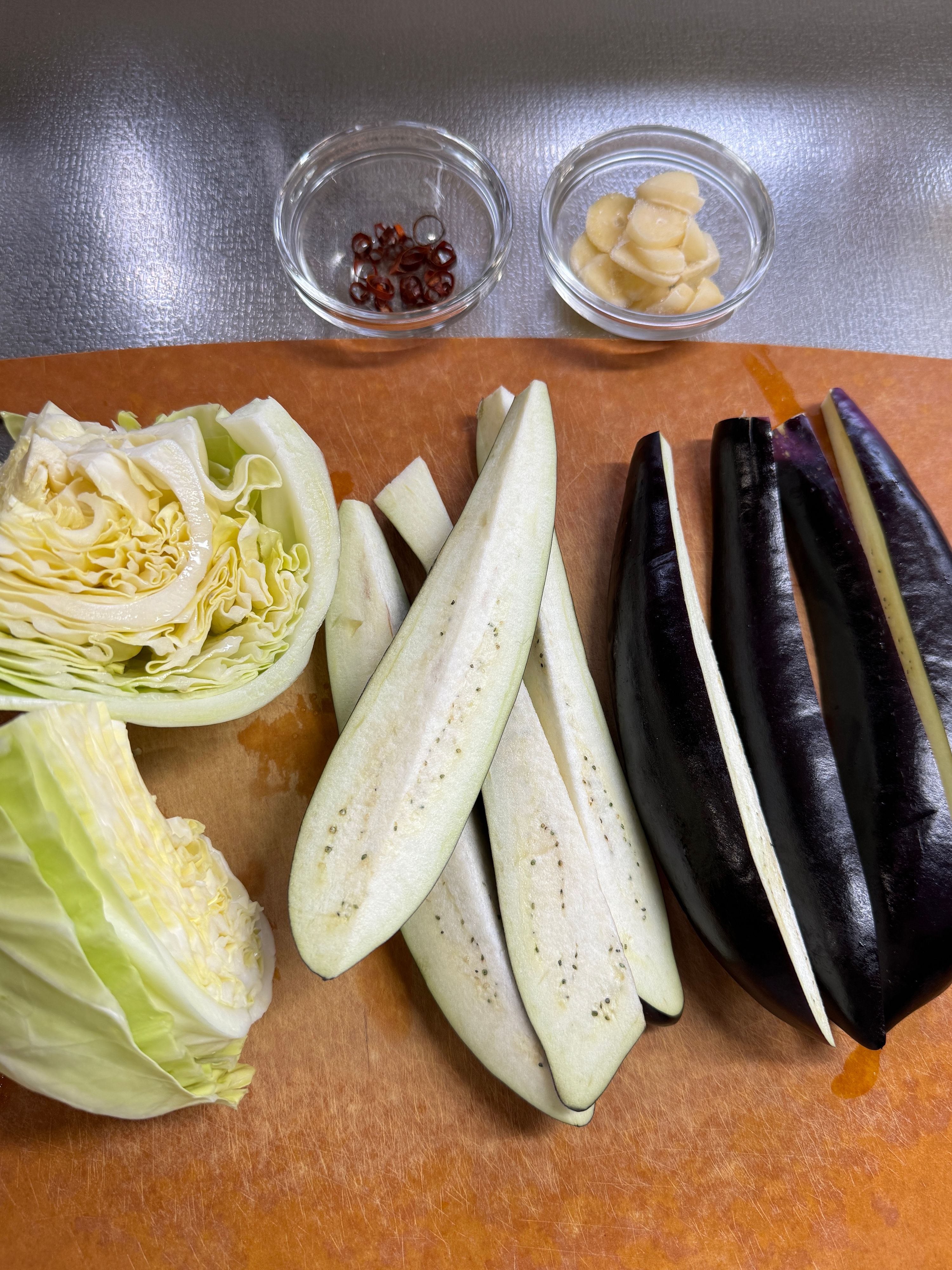 なすぶたキャベツのにんにくオイル蒸し | レシピサイトNadia