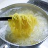 生パスタで海老トマトソースパスタ（もっちり感が良い）の工程2