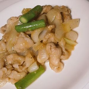 あすかの作ってみた!投稿(疲労回復！！豚こまとアスパラと新玉ねぎのスタミナ炒め)