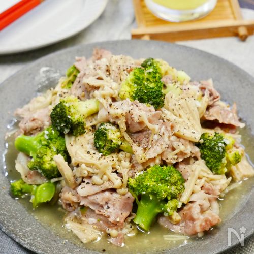 ワンパンで簡単♪豚肉×えのき×ブロッコリーの塩麹蒸し
