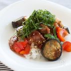 鶏肉と夏野菜のごま照り焼き丼