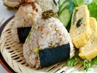 とろろ昆布と枝豆のごまむすび