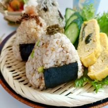 とろろ昆布と枝豆のごまむすび