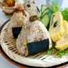 とろろ昆布と枝豆のごまむすび