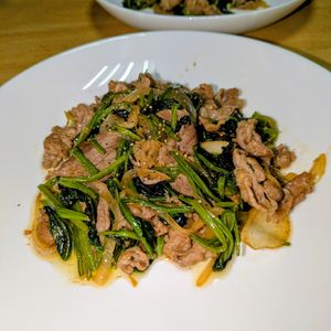 joe sanの作ってみた!投稿(牛こまとほうれん草の甘辛ガリマヨ炒め)
