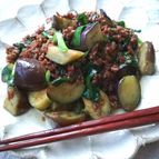 甘辛味でご飯が進む☆なすとニラの挽き肉炒め