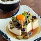 レンジで簡単！【ごま油とニンニク香るとろっとナスの冷奴】