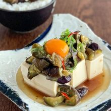 レンジで簡単！【ごま油とニンニク香るとろっとナスの冷奴】