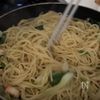 【ガーリック香る♪】えびと長ネギのペペロンチーノの工程2