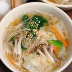 つるんとおいしい♡【豚肉とたっぷり野菜のワンタンスープ】