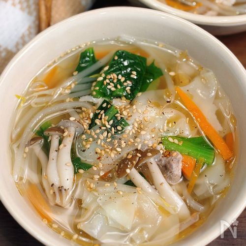 つるんとおいしい♡【豚肉とたっぷり野菜のワンタンスープ】