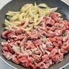 さっと作れる♪【豚こまと玉ねぎの甘辛丼】の工程2