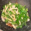 ピーマンと鶏むね肉の《にんにく♡旨塩炒め》の工程2
