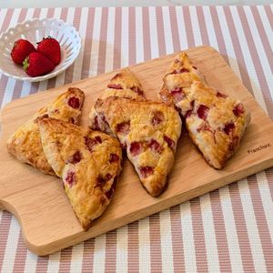 𝔂𝓾𝓶𝓲🍓の作ってみた!投稿(バター不使用！米粉で作るいちごの生スコーン)