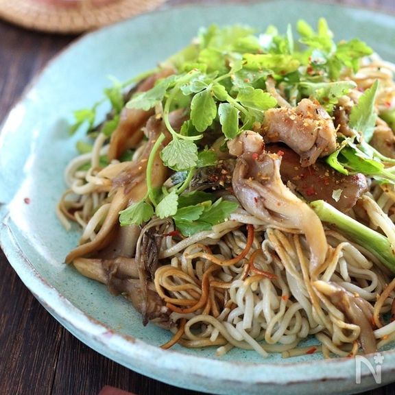 セリと舞茸と鶏肉のかた焼き蕎麦