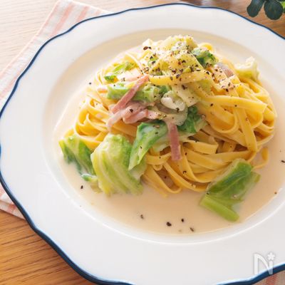 さっぱりヘルシー春キャベツとベーコンのコンソメクリームパスタ