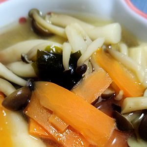 猫の作ってみた!投稿(【しめじとにんじんとわかめのお味噌汁】)