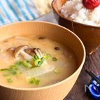 自然な甘みがたまらない♡新玉としめじの味噌汁