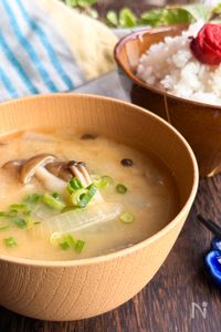 自然な甘みがたまらない♡新玉としめじの味噌汁