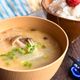 自然な甘みがたまらない♡新玉としめじの味噌汁