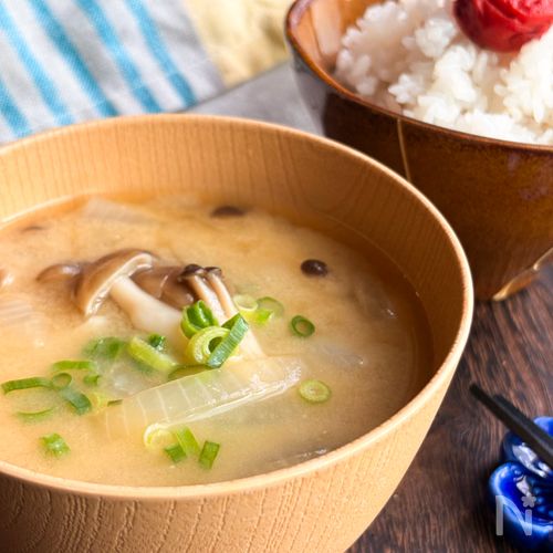 自然な甘みがたまらない♡新玉としめじの味噌汁