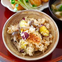 さつまいもときのこの塩昆布炊き込みご飯