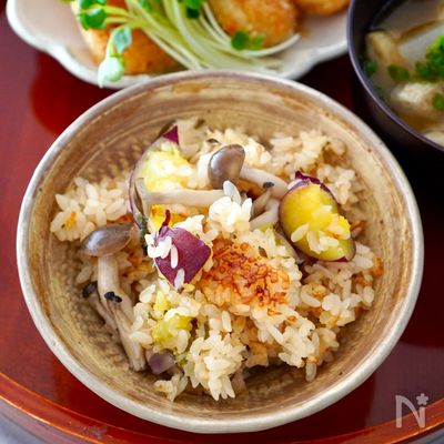 さつまいもときのこの塩昆布炊き込みご飯