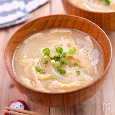 【玉ねぎと油揚げのお味噌汁】具材たっぷり♪コスパ抜群◎
