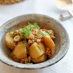 照りつや煮汁が染み込んだ「里芋の煮っころがし」