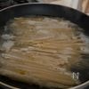 ワンパンでパスタ♡スナップえんどうとエビのレモンバター醤油の工程2