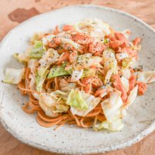 ガッツリ食べよう！塩鮭とキャベツのバタポンパスタ