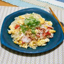 やっぱり夏は素麺で「ふんわり卵のカニカマ素麺炒め」