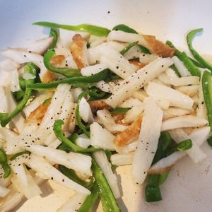 yooooの作ってみた!投稿(あと一品欲しい時♡長芋とちくわとピーマンのにんにく塩炒め)