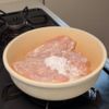 むね肉がごちそうに！ハニーガーリックチキンの工程1
