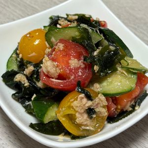 みーこの作ってみた!投稿(トマトときゅうりとわかめの中華サラダ【#切って和えるだけ】)