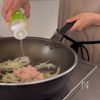 にんにく無しでも大満足！チーズとツナのトマトパスタの工程2