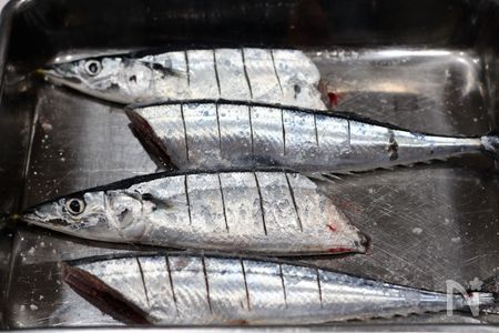 飾り包丁を入れ、塩をふる