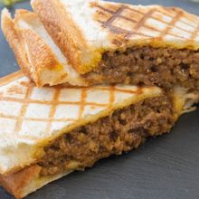 【カレーパン風ホットサンド】中身のキーマカレーはレンジで簡単